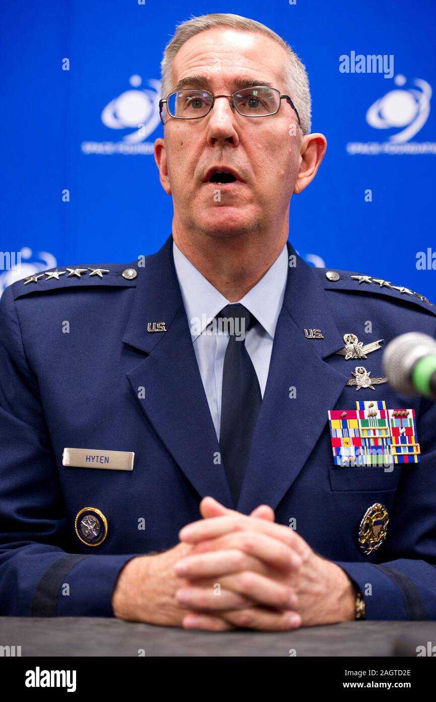 US Air Force General und der Stellvertretende Vorsitzende des Generalstabs Johannes Hyten spricht während einer Pressekonferenz zu den Platz am2019 Space Symposium in Colorado Springs, USA. Stockfoto