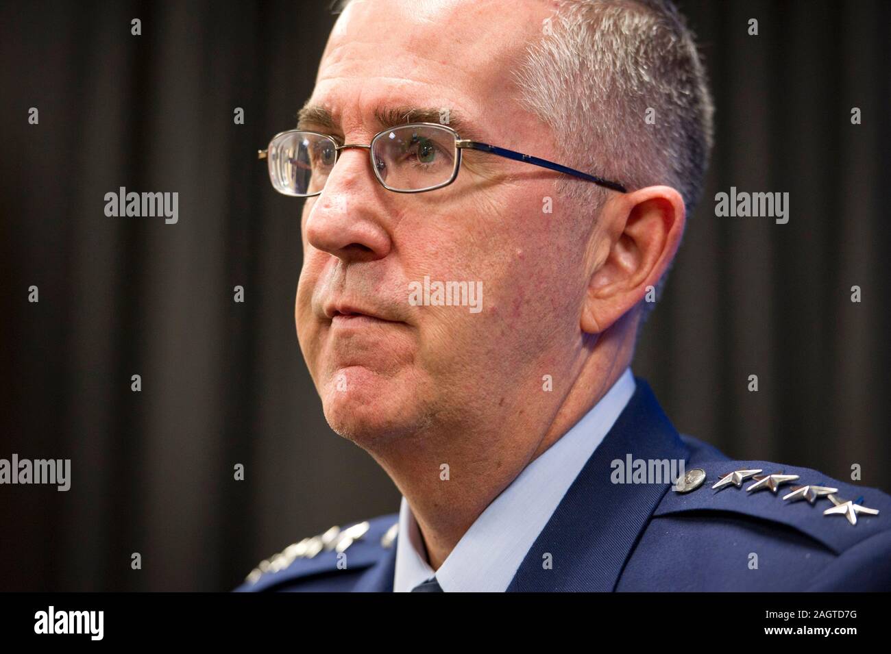 US Air Force General und der Stellvertretende Vorsitzende des Generalstabs Johannes Hyten spricht während einer Pressekonferenz zu den Platz am2019 Space Symposium in Colorado Springs, USA. Stockfoto