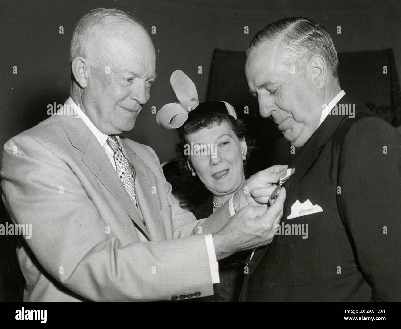 US-Präsident Dwight Eisenhower präsentiert Paul G. Hoffman die Auszeichnung als der Vater des Jahres wie Frau Eisenhower sieht, Washington, DC, USA 1954 Stockfoto