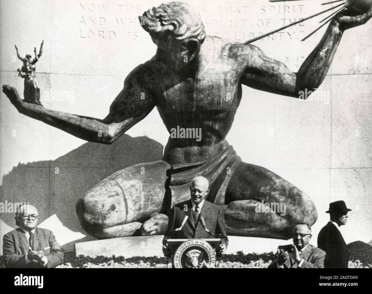 US-Präsident Dwight Eisenhower an eine politische Kundgebung mit Detroit Stadtrat Eugene Van Antwerpen (links) und Bürgermeister Louis C. Miriani, Detroit, Michigan, USA, 1950er Jahre Stockfoto