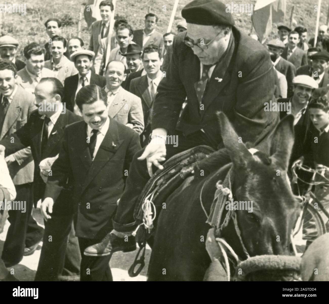 Italienische Politiker Girolamo Li Causi, Leiter des PCI-kommunistischen Partei in Sizilien, auf einem Esel, Italien 1960 Stockfoto