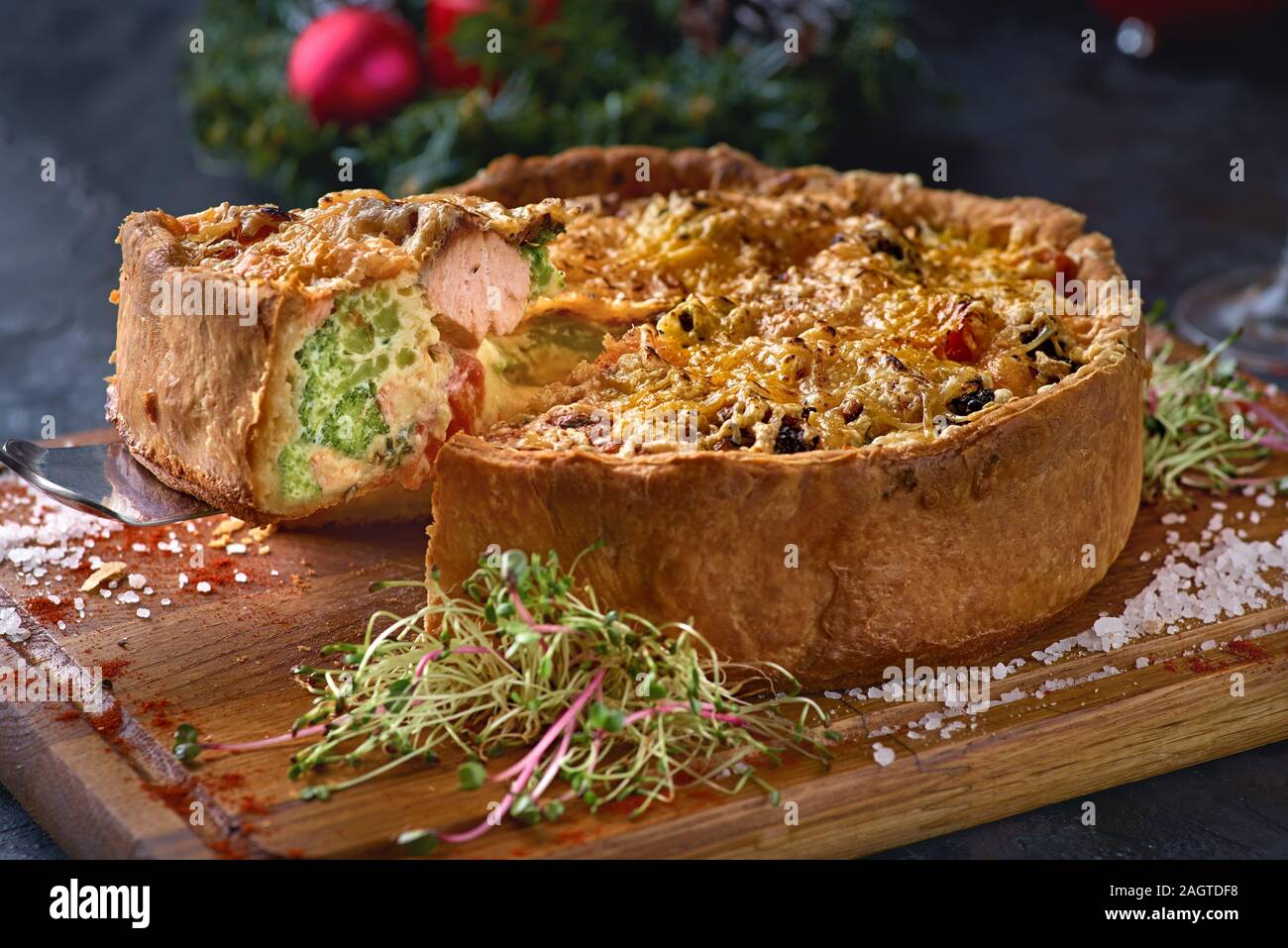 Französische Quiche pie mit Brokkoli, Käse und Lachs. Lachs pie, Weihnachten  Stockfotografie - Alamy