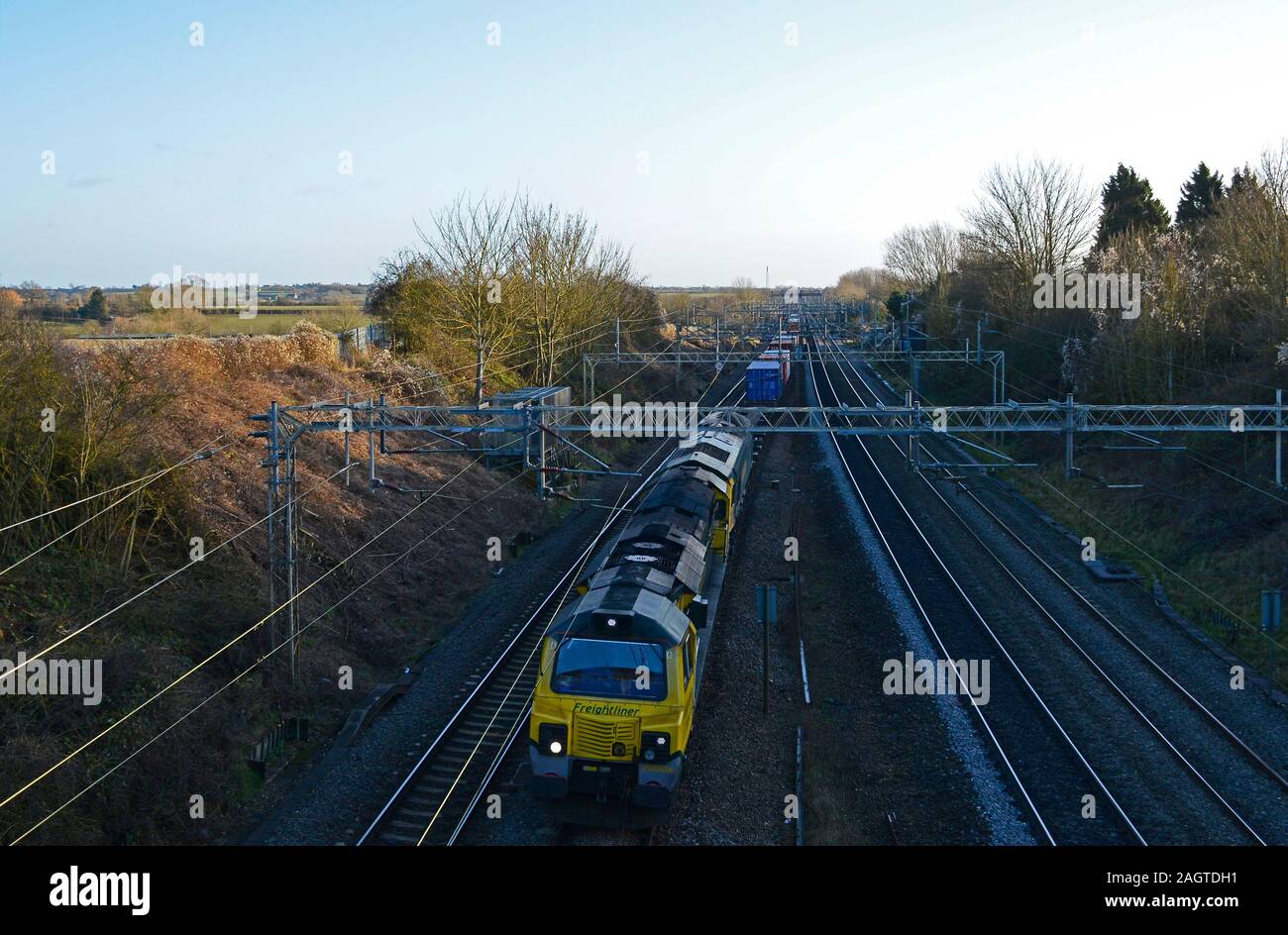 Freightliner Class 70 70006 führt eine Klasse 66 und intermodalen Güterzug Vergangenheit Ashton, Northamptonshire, auf der West Coast Main Line Stockfoto