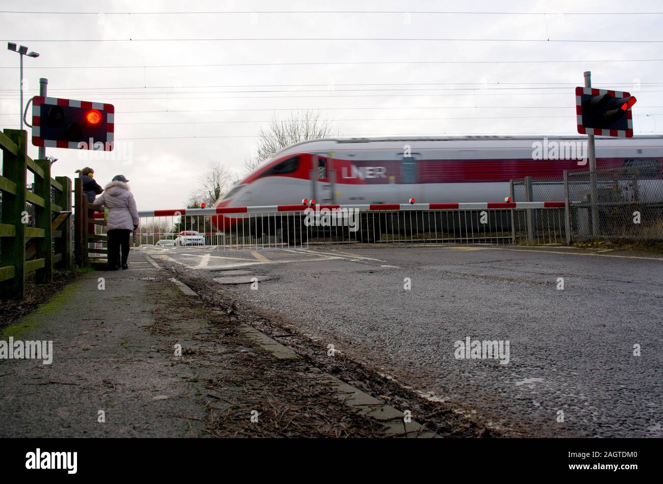 LNER Klasse 800 Azuma Pässe Offord Cluny Bahnübergang auf der East Coast Main Line, Cambridgeshire UK Stockfoto