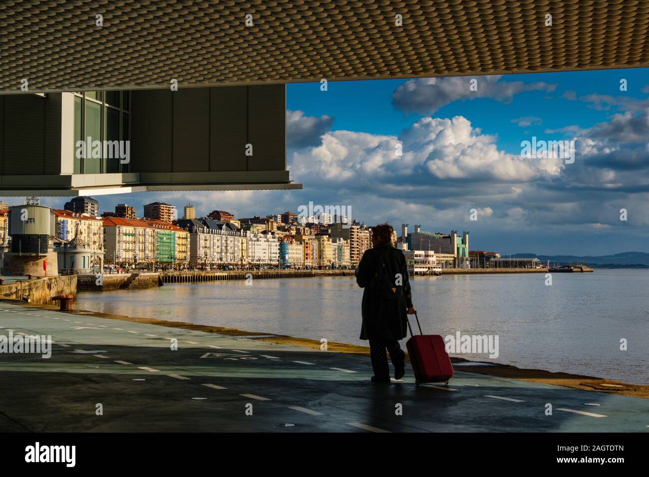 Blick auf die Bucht und Stadt von Santander und Person zu Fuß mit einem Koffer von Botin Center Museum Kunst und Kultur. Botin Stiftung; Architekt Renzo Pian Stockfoto