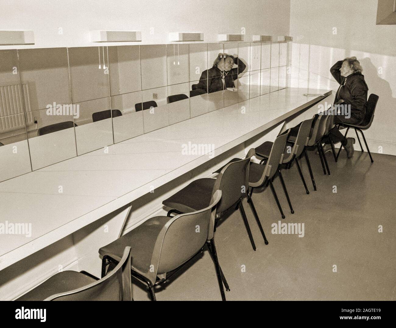 Das Globe Theatre in der Königlichen Marine Stonehouse Kaserne, Plymouth. Schriftsteller und Performer Myra Knowles (tot) betrachtet in der Umkleidekabine. Stockfoto