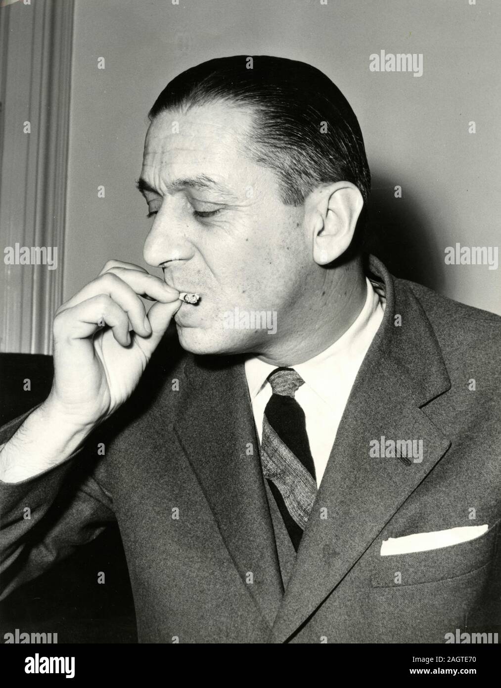 Italienische Politiker Vittorio Badini Confalonieri Rauchen einer Zigarette, Rom, Italien 1960 Stockfoto