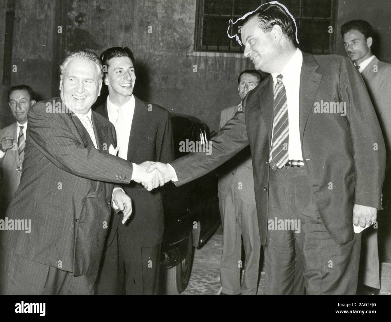 Italienische Politiker Rodolfo Pacciardi und Giovanni Malagodi Hände schütteln, Italien 1960 Stockfoto