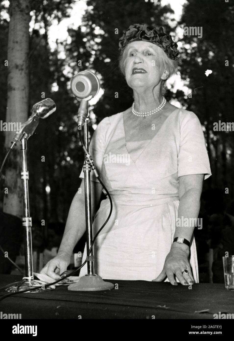 Lady Violett Bonham Carter Asquith spricht bei der Einweihung der Gedenkstätte für Arthur Balfour, Israel 1958 Stockfoto
