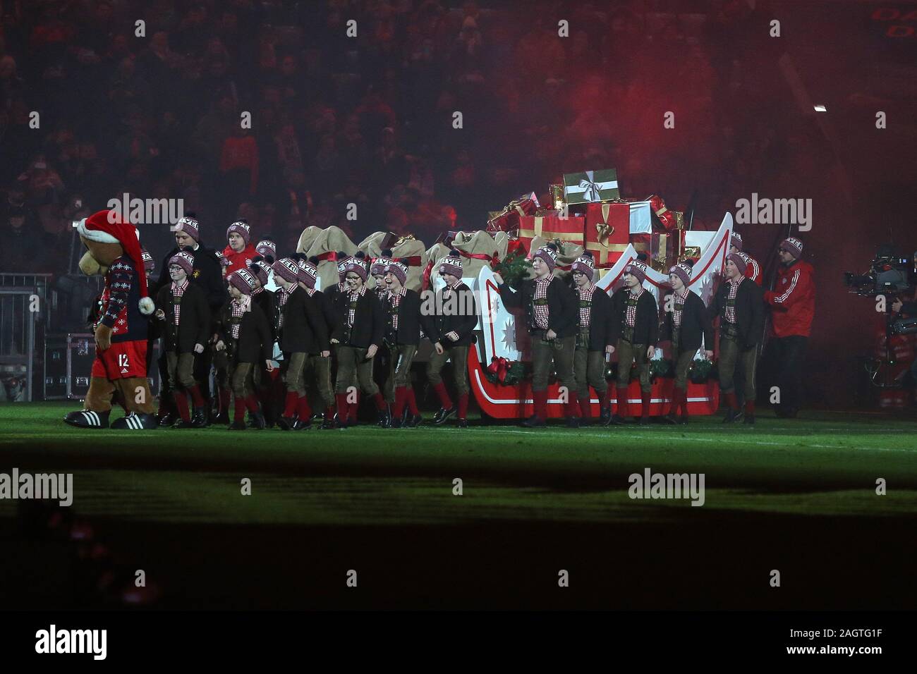 Berlin, Deutschland. firo: 21.12.2019, Fuvuball, 1.Bundesliga, Saison 2019/2020, FC Bayern Mvºnchen - VFL Wolfsburg, FC Bayern, FCB Mvºnchen, Bayern, Mvºnchen, Knabenchor Tv? Lz, Weihafterten, Weihaftertsschlitten, Allgemein, Feature, | Verwendung weltweit Stockfoto