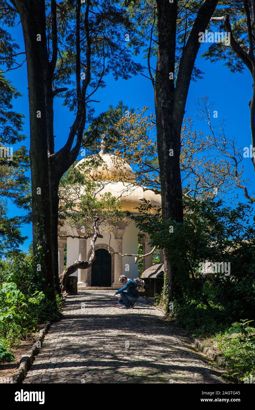 SINTRA, PORTUGAL Mai, 2018 Touristen auf der Suche nach einer Karte