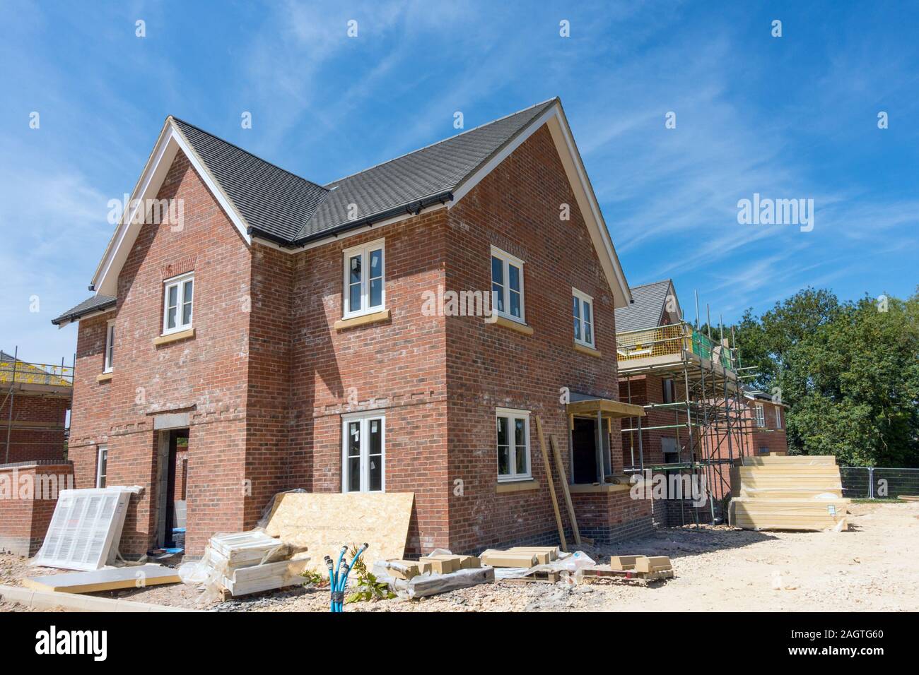 Große neue rote Backsteinhaus im Bau im Sommer bauen mit blauer Himmel, Oakham, Rutland, Großbritannien Stockfoto