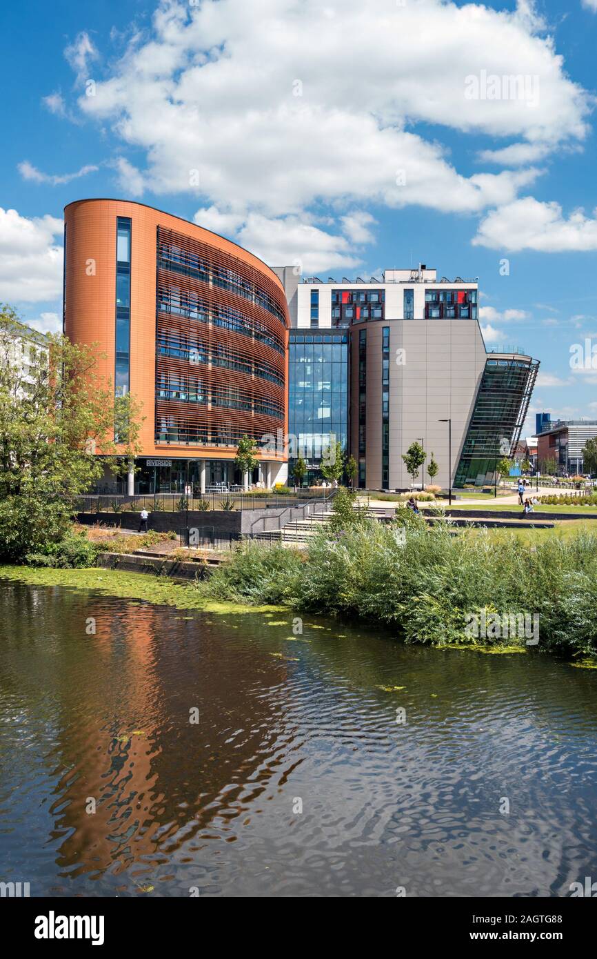 Moderne Architektur des Vijay Patel Gebäude mit Fluss steigen vor, De Montford Universität Campus, Leicester, England, Großbritannien Stockfoto