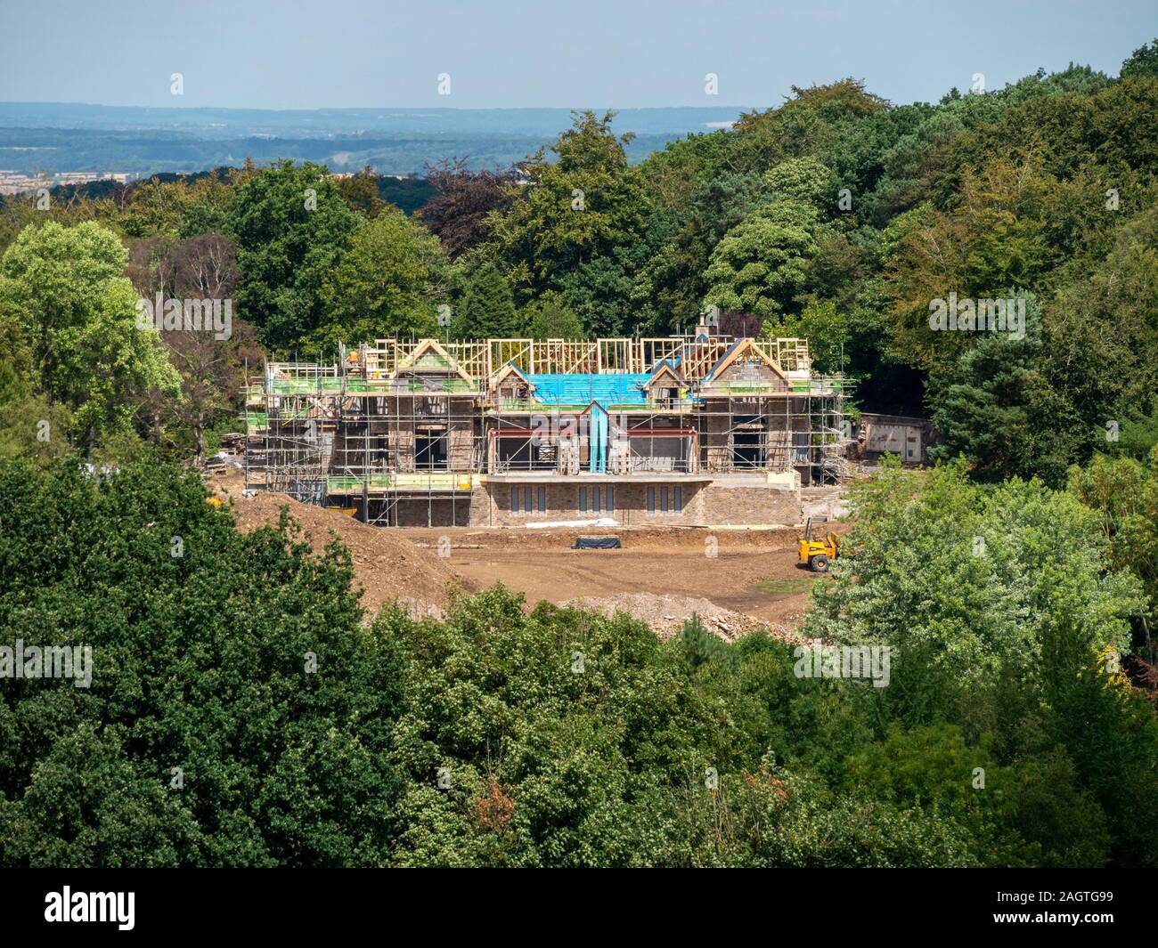 Neues Landhaus mit Gerüst im Bau im Wald in der Nähe von newtown Linford, Leicestershire, England, Großbritannien Stockfoto