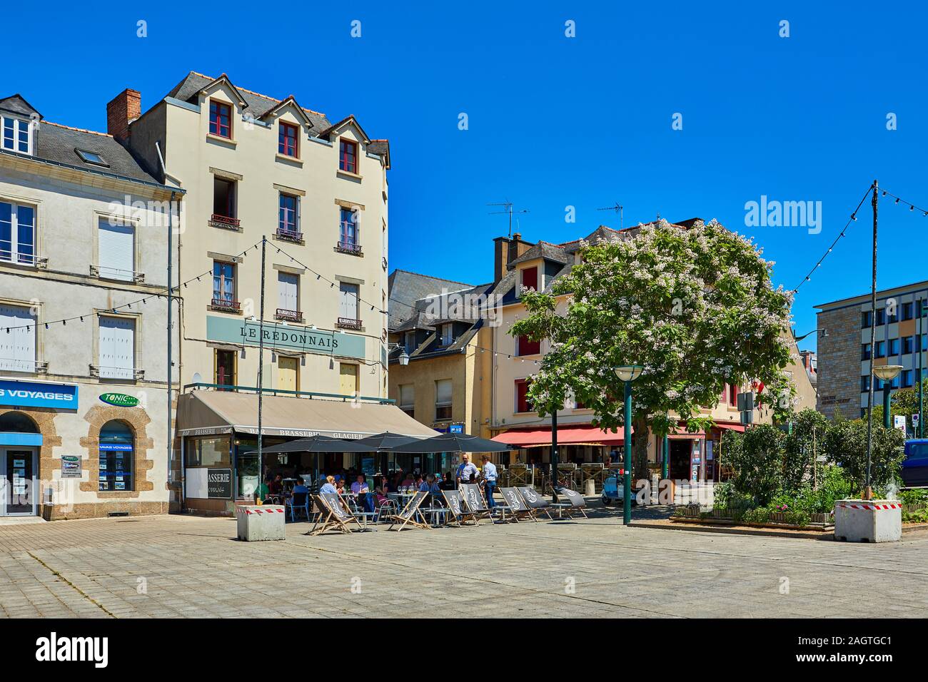 Bild von Redon, Place de Bretagne. Redon ist ein beliebtes Touristenziel, wenn der Süden der Bretagne, Frankreich. Mit Einkaufsmöglichkeiten, Restaurants, Bahnhof Stockfoto