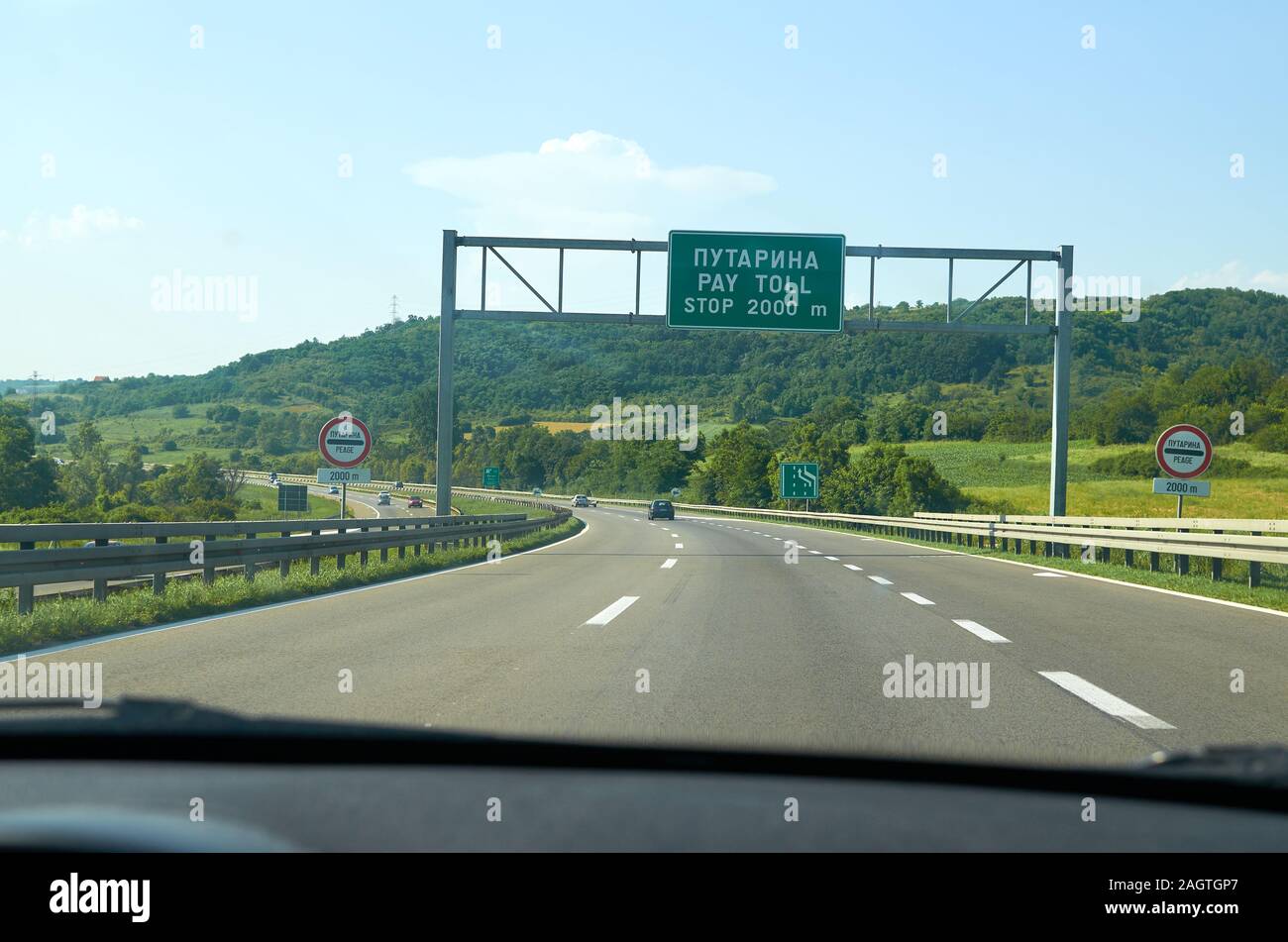 Verkehr und Verkehr Schilder auf der Autobahn die Bekanntgabe einer Maut in Serbisch geschrieben Stockfoto