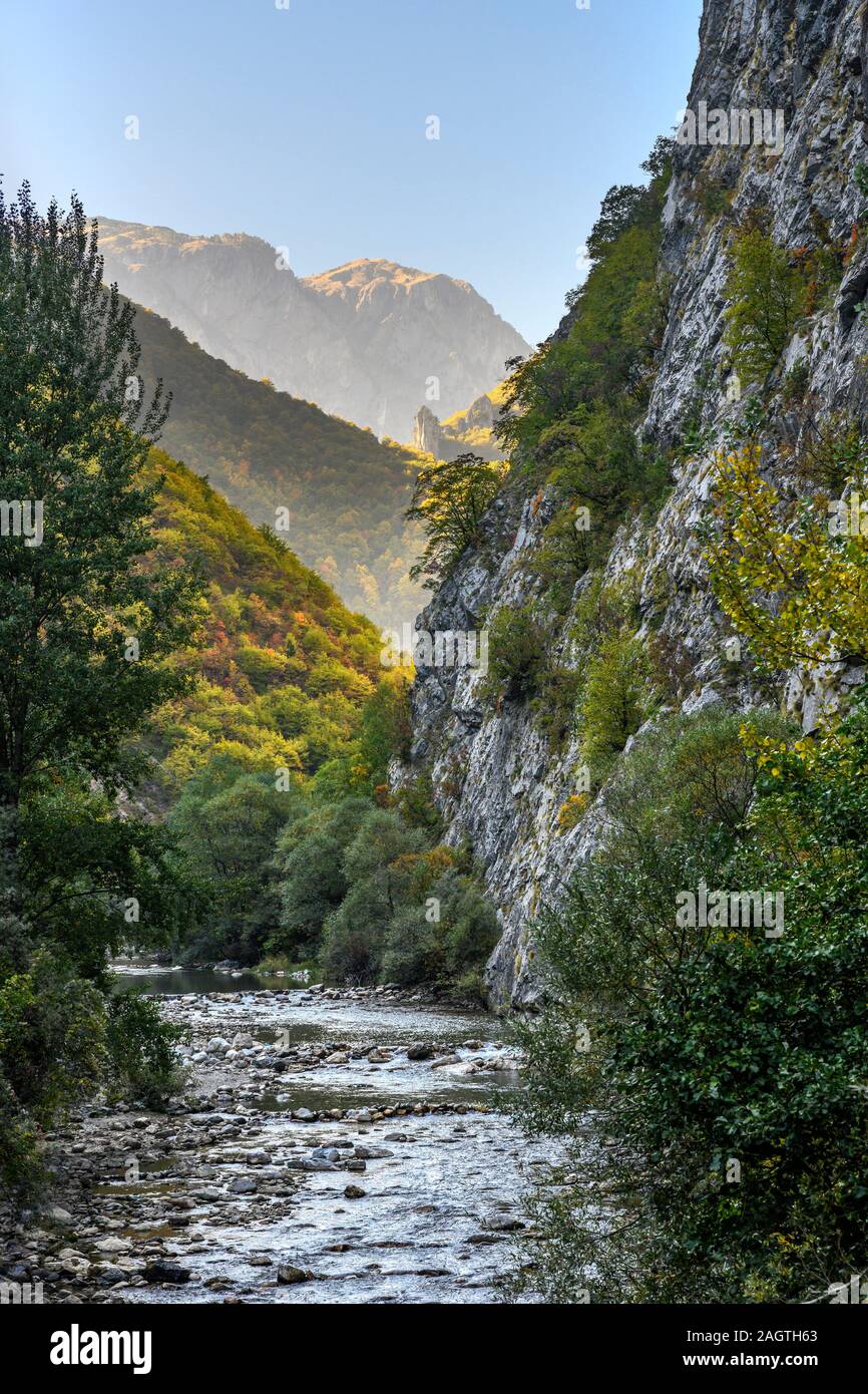 Herbst in der Rugova Canyon, eine der längsten Schluchten Europas, in der Nähe der Stadt Pec (Peja) in der Republik Kosovo, zentralen Balkan. Stockfoto