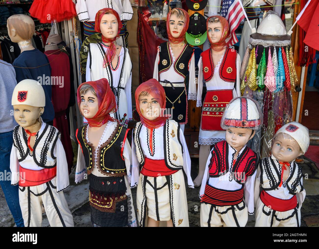 Traditionelle Kleidung für den Verkauf in der alten osmanischen Basar in  der Stadt Gjakova, Đakovica, in der Republik Kosovo, in dem zentralen  Balkan Stockfotografie - Alamy