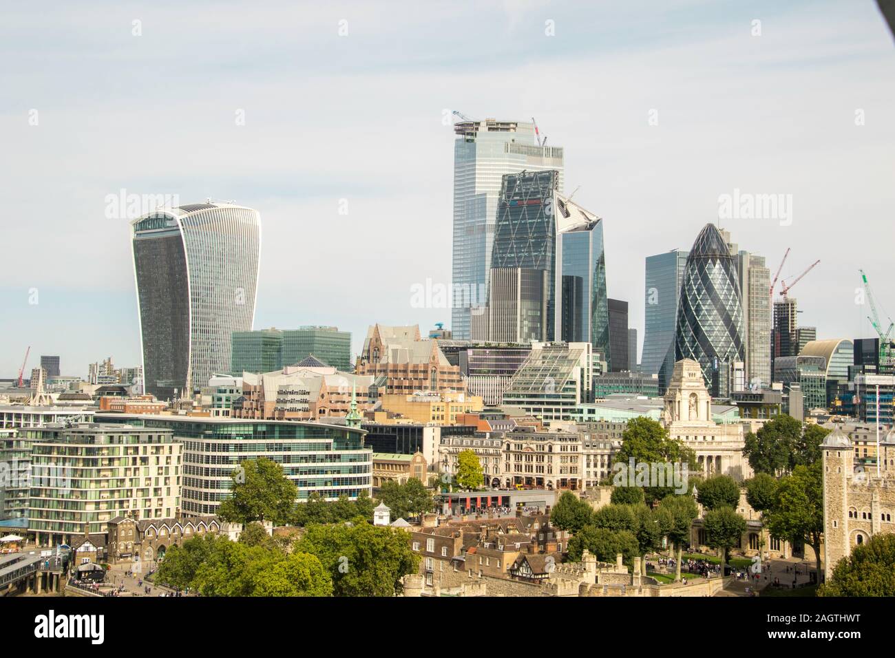 Eine typische Ansicht der berühmten Londoner Skyline und das riesige Gebäude, die die Gegend mit Geschäften und Wohnungen gefüllt verschlingen. Stockfoto