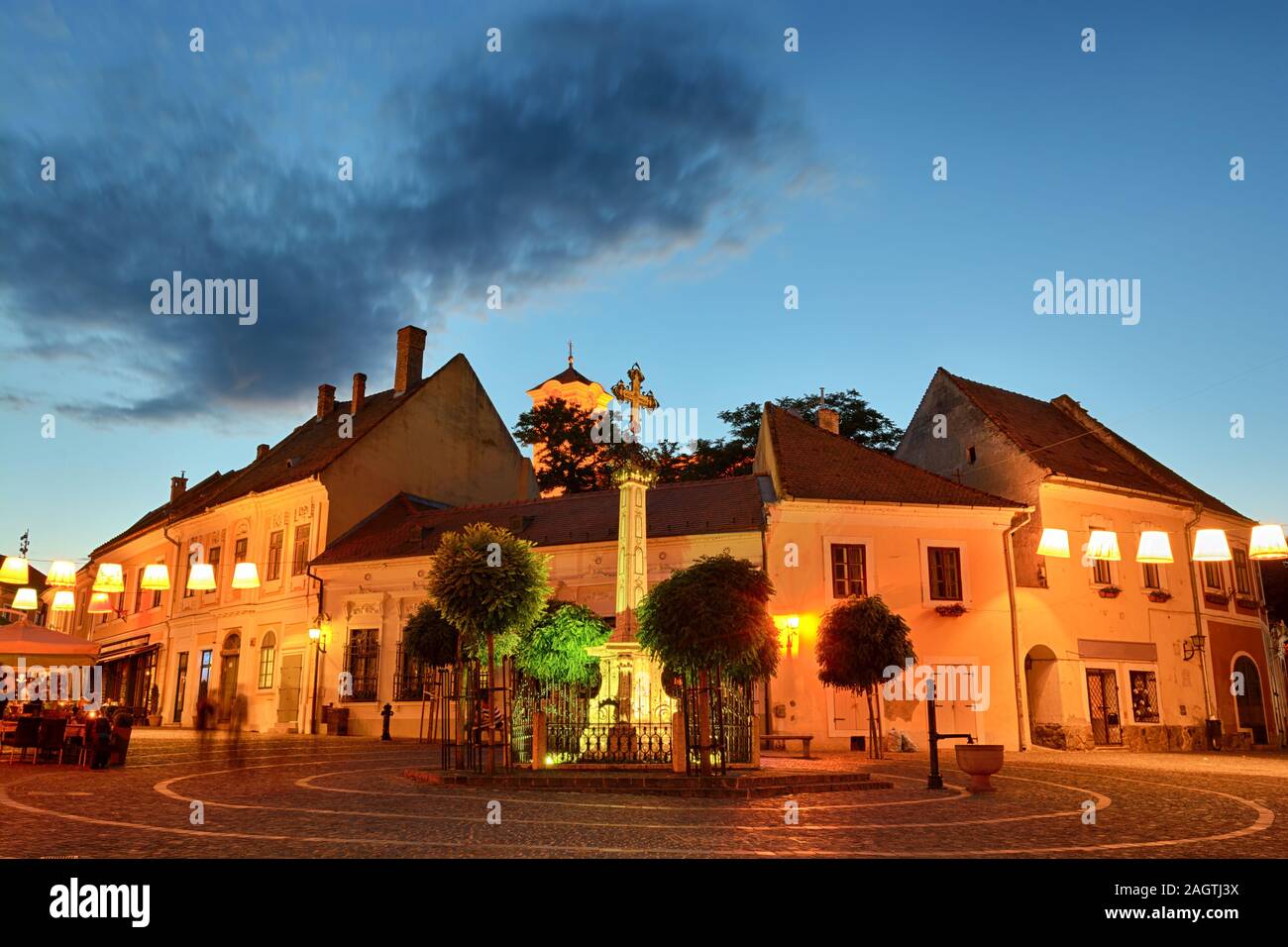 Spalte und alten Häusern in Szentendre in der Abenddämmerung. Ungarn Stockfoto