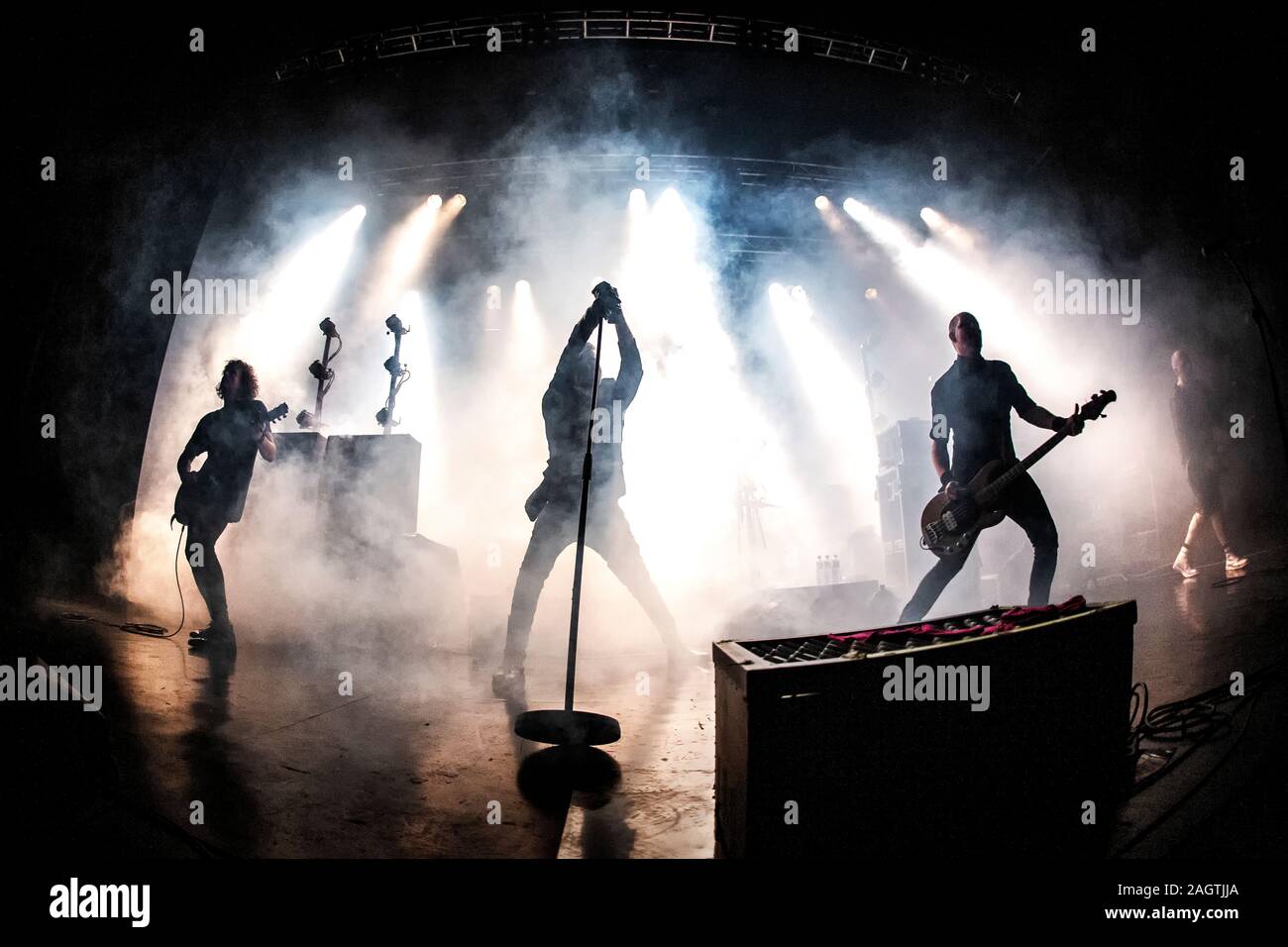 Oslo, Norwegen. 19. Dezember 2019. Die alternative der norwegischen Rock Band Seigmen führt ein Live Konzert in Sentrum Scene. Hier Sänger und Songwriter Alex Møklebust ist live auf der Bühne gesehen. (Foto: Gonzales Foto - Terje Dokken). Stockfoto