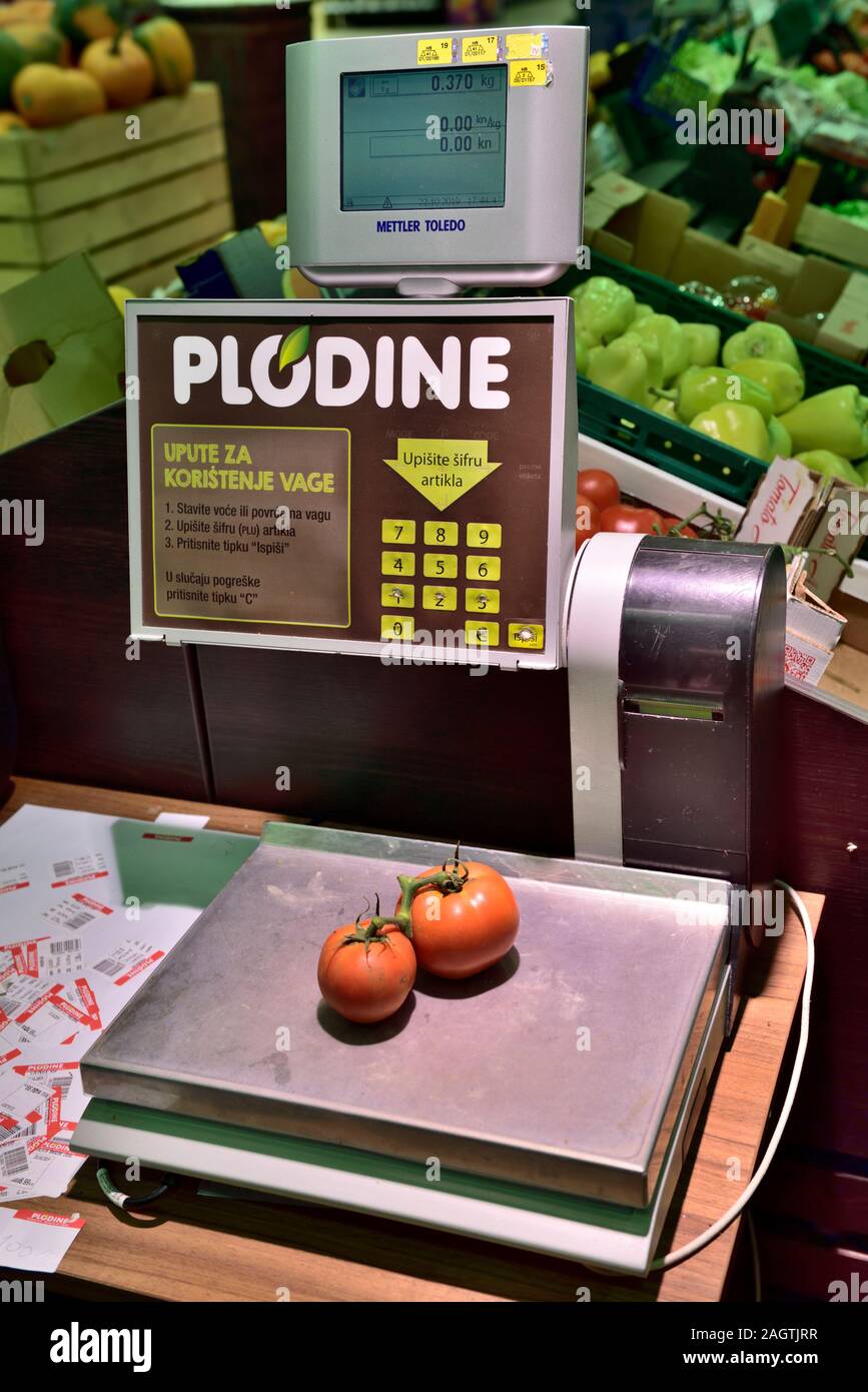 Obst und Gemüse elektronische Waagen im Supermarkt mit zwei Tomaten und Preis Berechnung Label Printer, Kroatien Stockfoto
