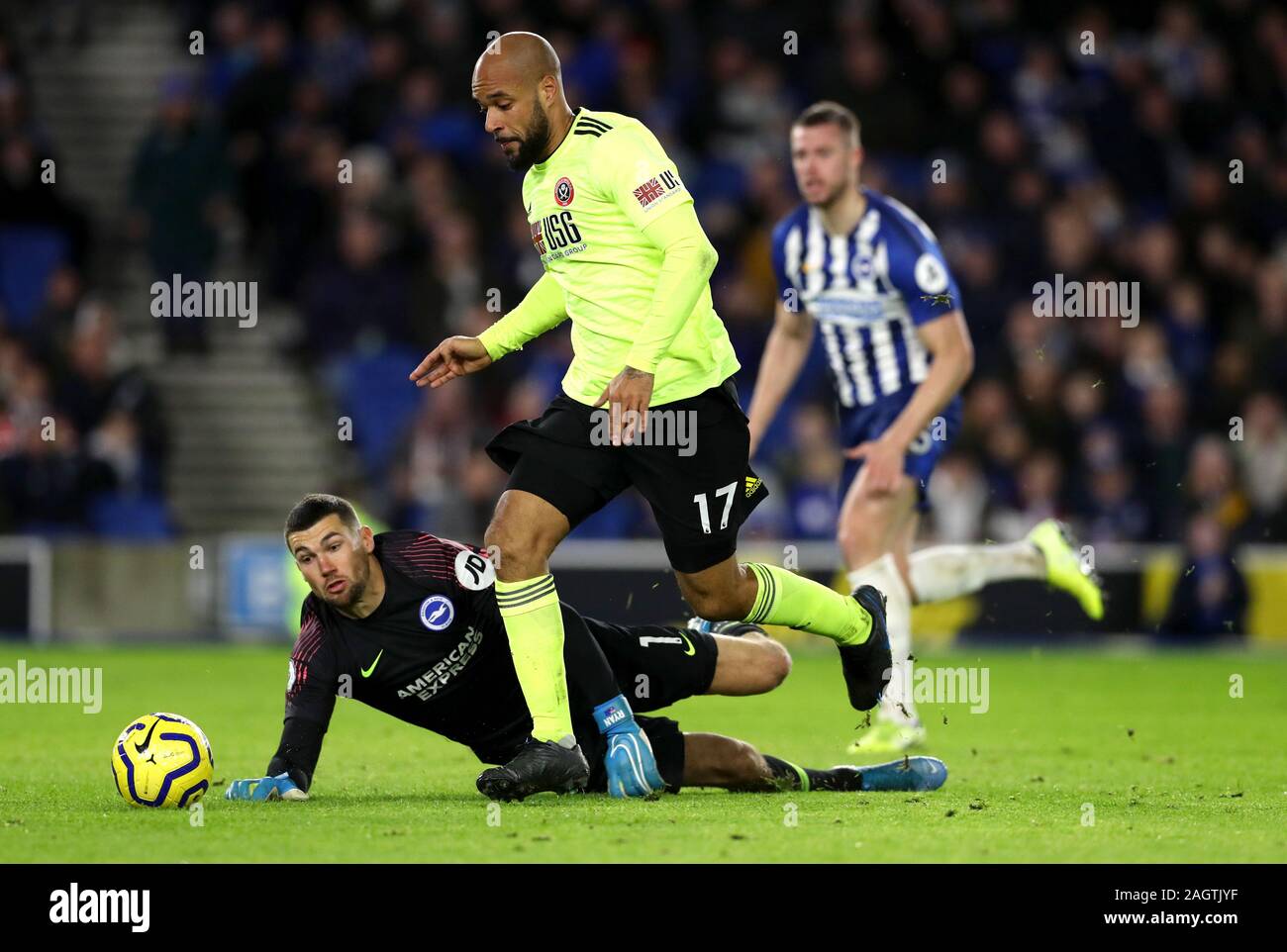 Von Sheffield United David McGoldrick (links) und Brighton und Hove Albion Torhüter Matthew Ryan Kampf um den Ball während der Premier League Match an der AMEX Stadion, Brighton. Stockfoto