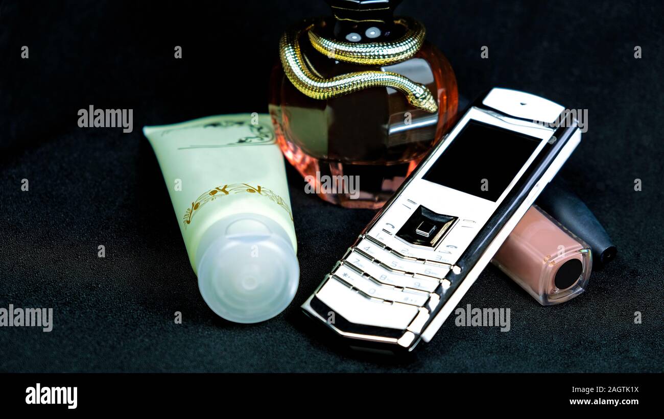 Luxus Telefon und Kosmetik Hintergrund Stockfoto