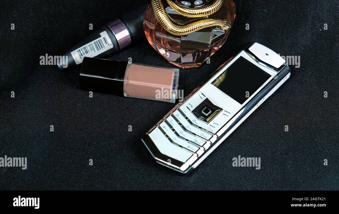Luxus Handy und Kosmetik Stockfoto