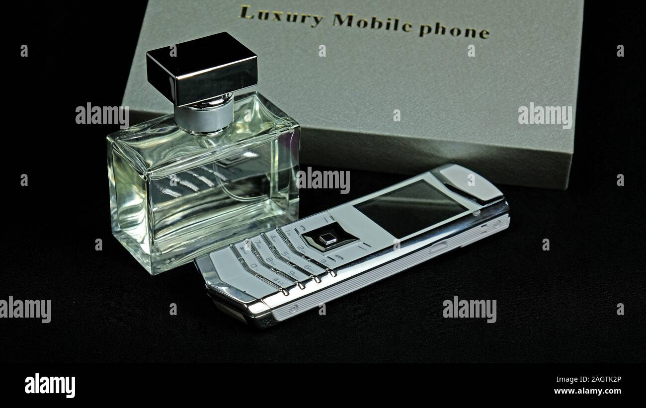 Luxus weiß Telefon und Parfüm Stockfoto