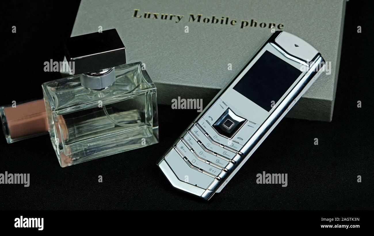 Luxus Handy und Parfüm Stockfoto
