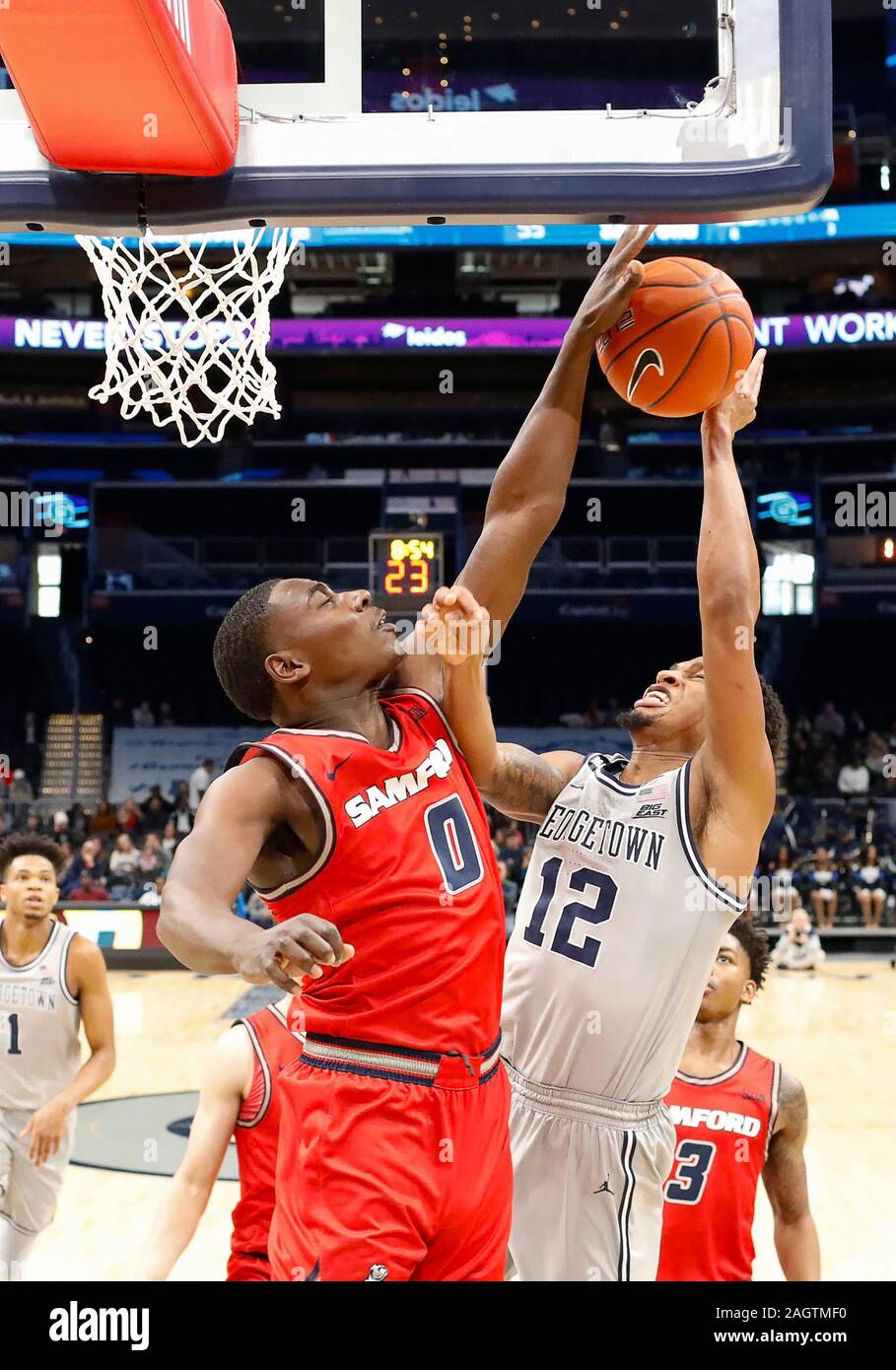 Dezember 21, 2019: Georgetown Hoyas G (12) Terrell Allen durch Samford Bulldoggen G (0) Brandon Austin während der NCAA Men's Basketball Spiel zwischen der Georgetown Hoyas und die Samford Bulldoggen am Kapital einer Arena in Washington, DC, Justin Cooper/CSM abgelehnt wird Stockfoto