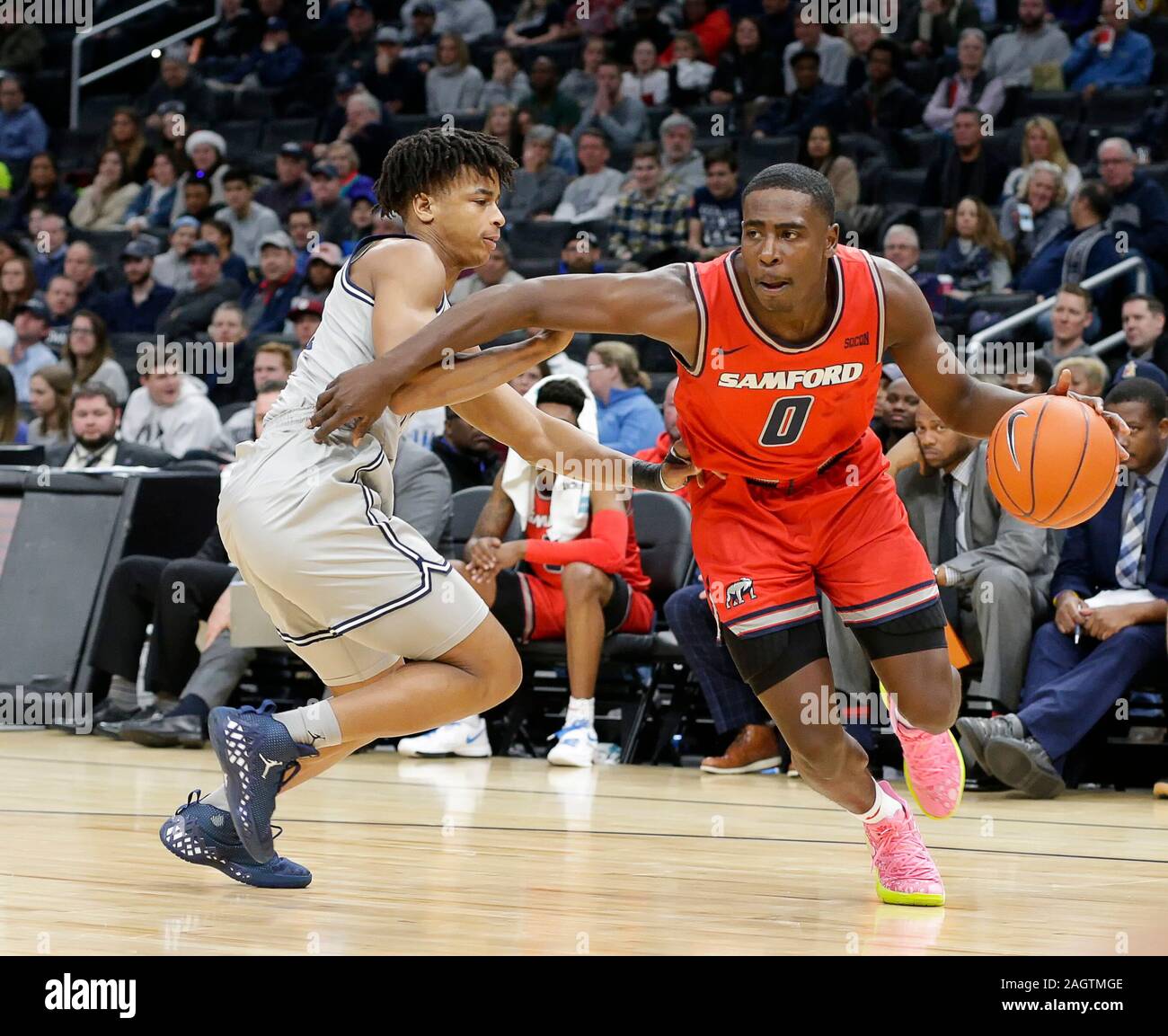 Dezember 21, 2019: Samford Bulldoggen G (0) Brandon Austin dribbelt um Georgetown Hoyas G (10) Chuma Azinge während der NCAA Men's Basketball Spiel zwischen der Georgetown Hoyas und die Samford Bulldoggen am Kapital einer Arena in Washington, DC, Justin Cooper/CSM Stockfoto