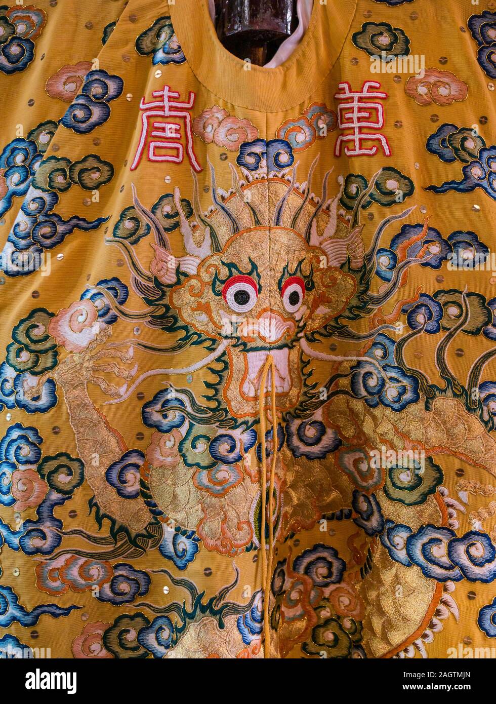 Nahaufnahme Detail von Hand Stickerei auf vietnamesischer Seide Imperial robe mit Drachen des Nanyue königlichen Familie, Hanoi, Vietnam, Asien Stockfoto