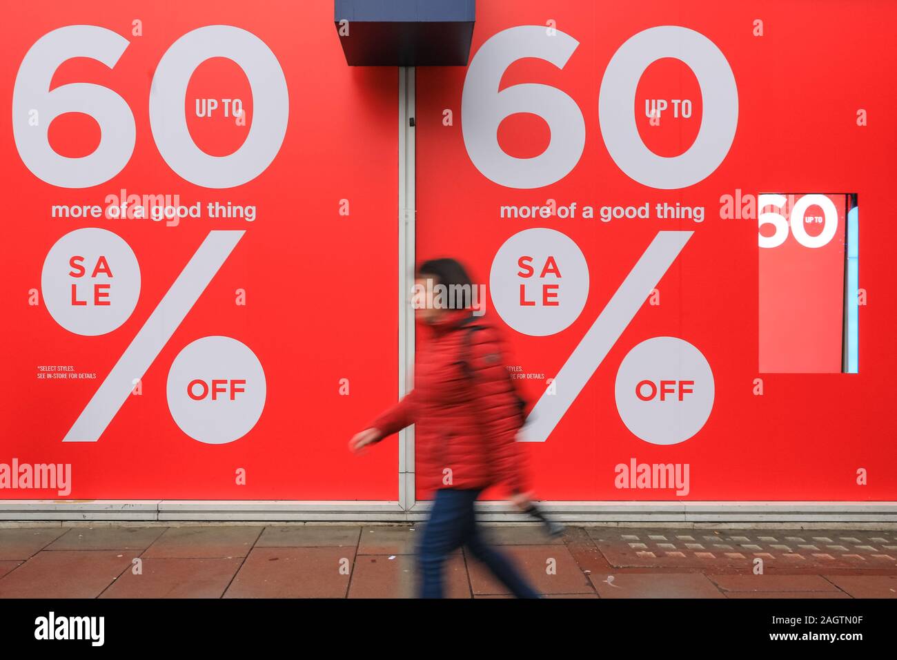 Central London, London, 21. Dezember 2019. Shopper in Oxford Street, Regent Street und Bond Street rush ihre in der letzten Minute Einkäufe rechtzeitig zu Weihnachten zu machen, während Geschäfte haben bereits schwere Abzinsung auf vielen Waren gestartet. Stockfoto