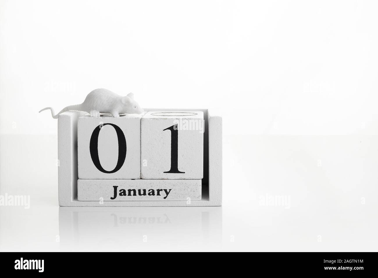 1. Januar. Bild von Holz- Kalender auf weißem Hintergrund. Der leere Raum für Text. Frohes neues Jahr. Stockfoto