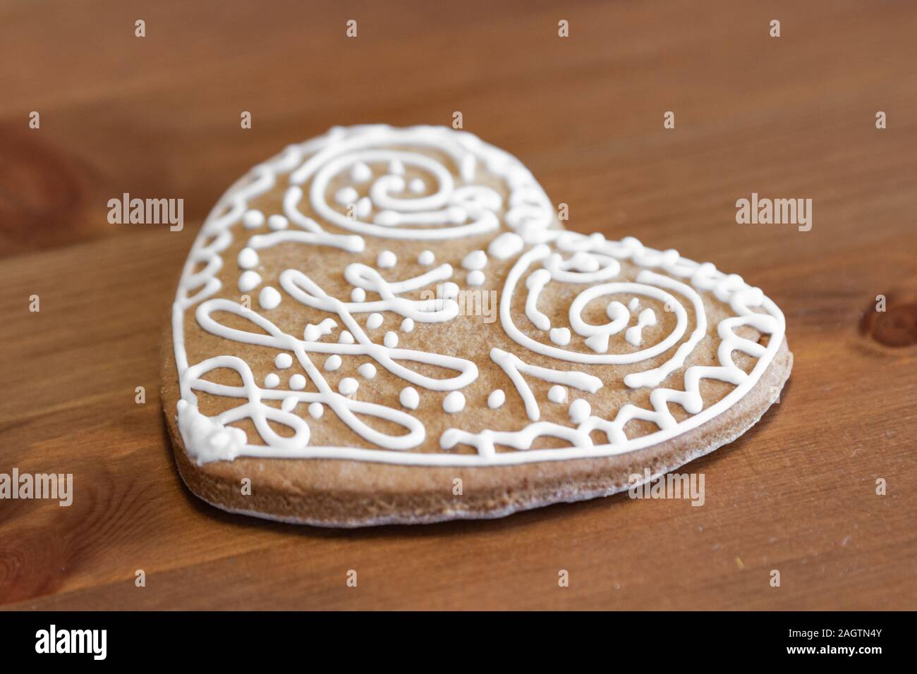 Herzförmige Honigkuchen mit traditionellen ungarischen Ornament eingerichtet Stockfoto