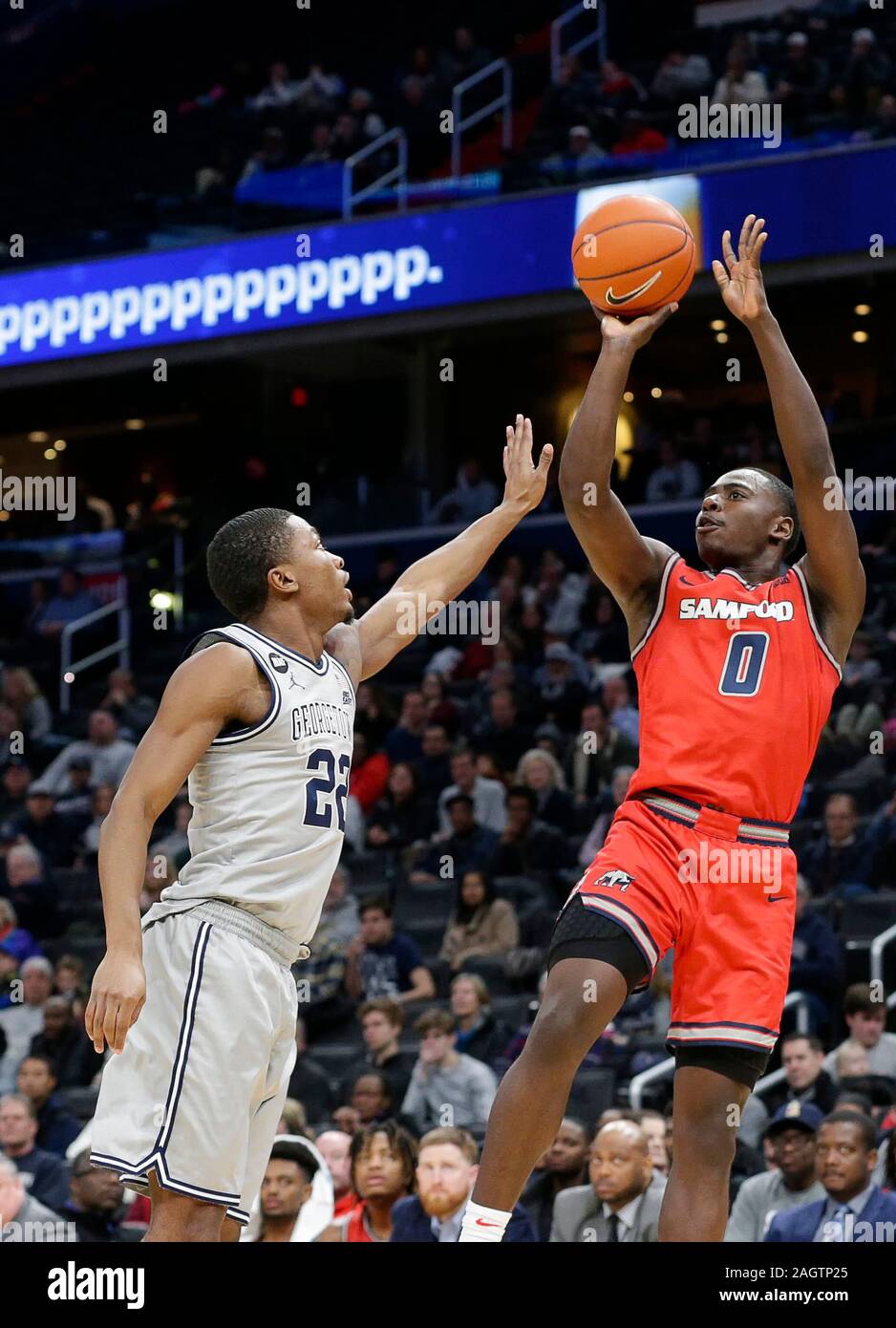 Dezember 21, 2019: Samford Bulldoggen G (0) Brandon Austin einen Schuß über Georgetown Hoyas G (22) Jaden Robinson während der NCAA Men's Basketball Spiel zwischen der Georgetown Hoyas und die Samford Bulldoggen am Kapital einer Arena in Washington, DC, Justin Cooper/CSM nimmt Stockfoto