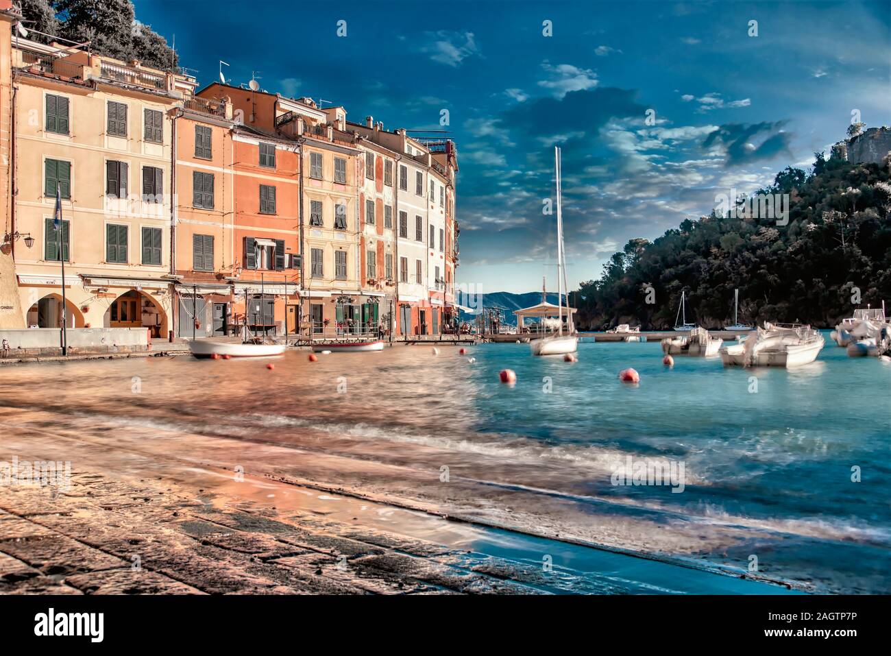 Boote in den geschützten Hafen von Portofino, Ligurien Italien an der italienischen Riviera in einem malerischen Ufer Blick über das Wasser Stockfoto