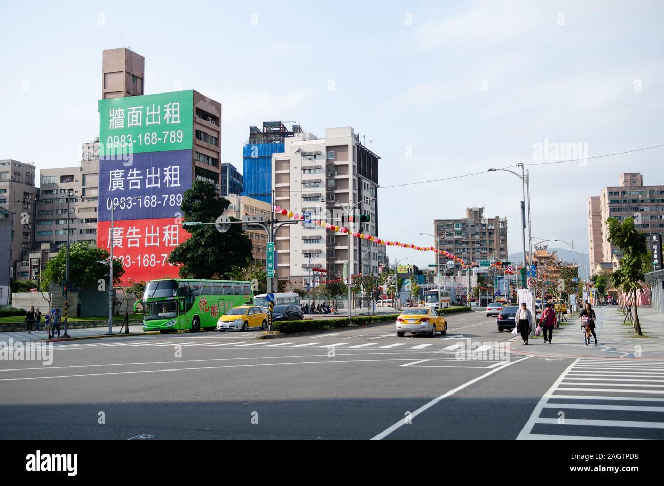 Eine große Straße und Kreuzung in Taipei, Taiwan mit einem Bus und Taxi Stockfoto