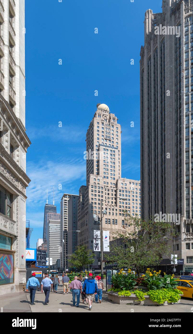 Blick hinunter die Magnificent Mile in Richtung Intercontinental Chicago Hotel mit Tribüne Turm auf der rechten Seite, N Michigan Avenue, Chicago, Illinois, USA Stockfoto