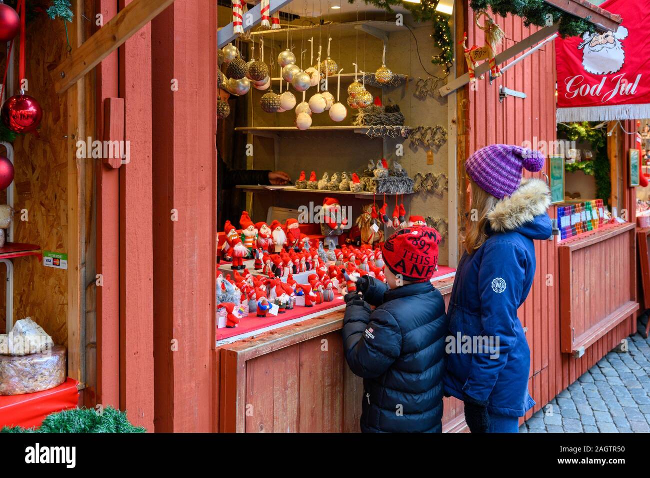 Schweden, Stockholm, 18. Dezember 2019: weihnachtliche Atmosphäre der Stadt. Zwei Kinder in der Weihnachtsmarkt in der Altstadt von Stockholm. Verkauf von Traditiona Stockfoto