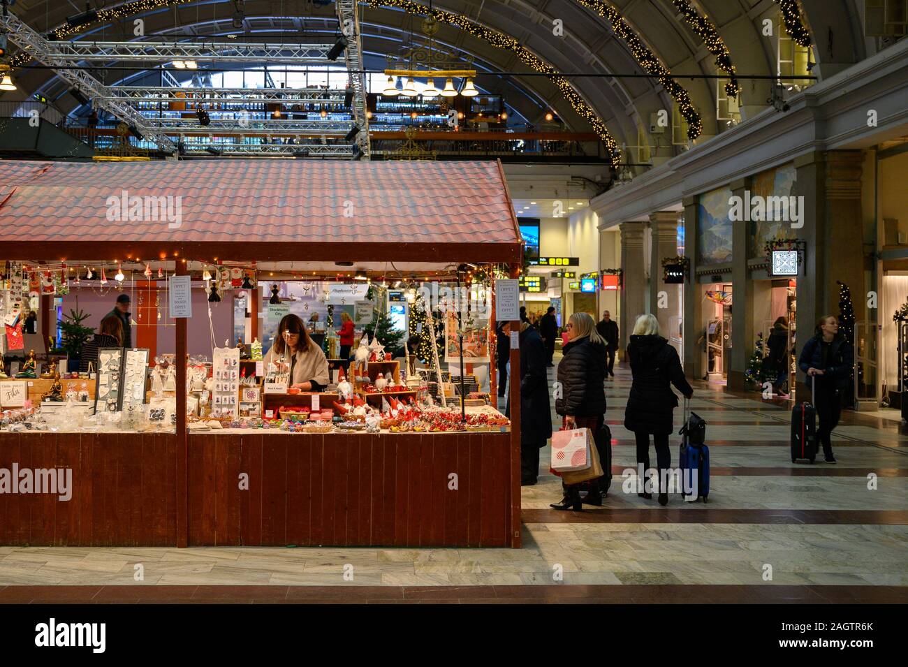 Schweden, Stockholm, 18. Dezember 2019: Weihnachtsferien Messe am Hauptbahnhof. Verkauf von traditionellen Weihnachten Süßigkeiten und Ornamente an der Christm Stockfoto