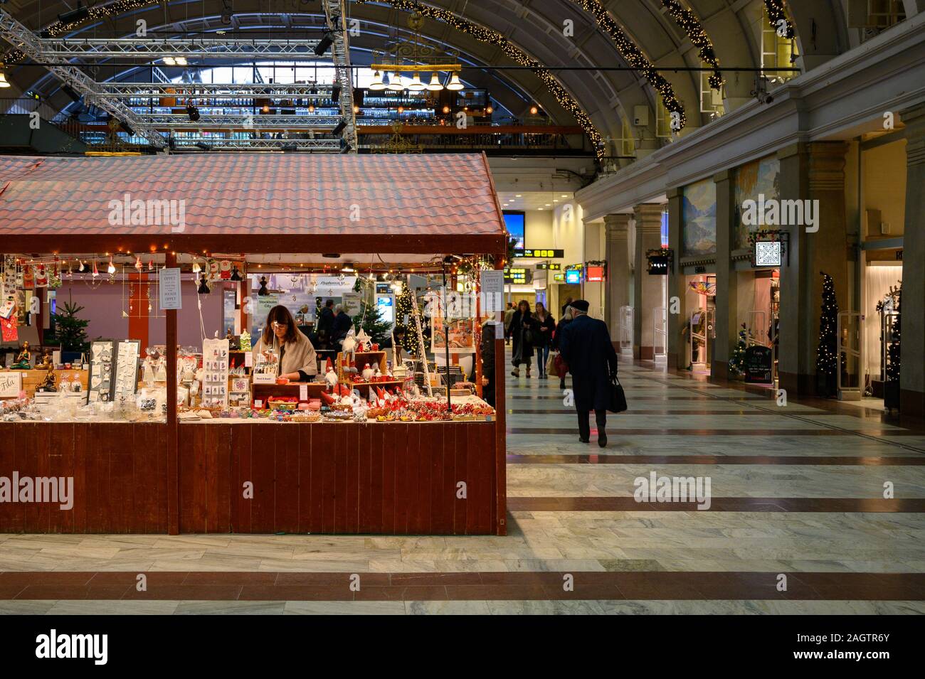 Schweden, Stockholm, 18. Dezember 2019: Weihnachtsferien Messe am Hauptbahnhof. Verkauf von traditionellen Weihnachten Süßigkeiten und Ornamente an der Christm Stockfoto