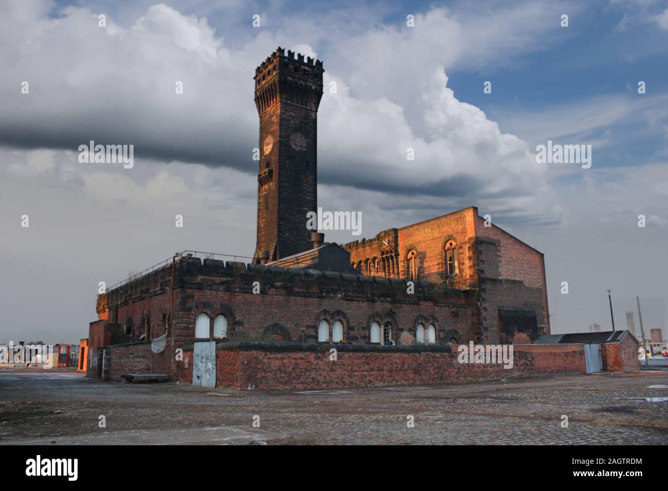 März 27, 2010 - Birkenhead Dock, Liverpool, England, Vereinigtes Königreich. Ein alter Turm sitzt verfallene, gegenüber einem Mittelwert roten und schwarzen Himmel. Die Uhr re Stockfoto