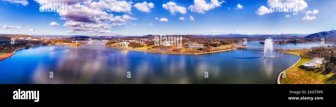 Spray von mächtigen Springbrunnen in der Mitte des Lake Burley Griffin in Canberra - Australian Capital City. Breite Antenne Panorama über Stadtbild auf einer Su Stockfoto