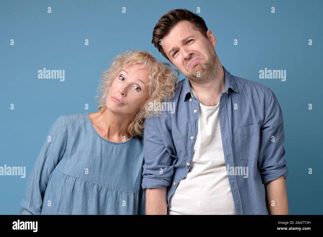 Mutter und Sohn haben Probleme, Distressed, junger Mann und Frau verlor ich Stockfoto