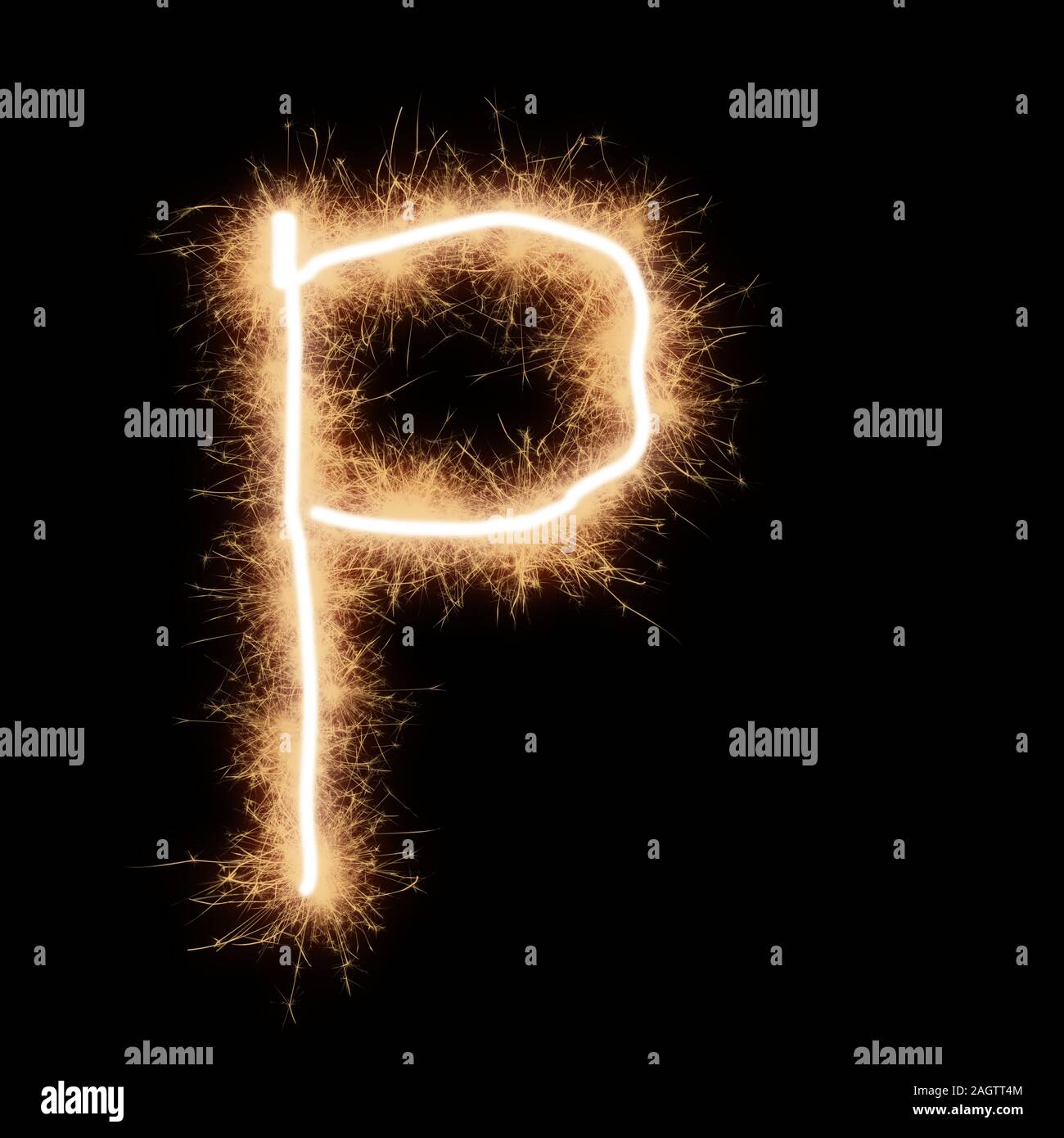 Kleinschreibung p Buchstabe des Alphabets von squib geschrieben Funken auf schwarzem Hintergrund. Stockfoto