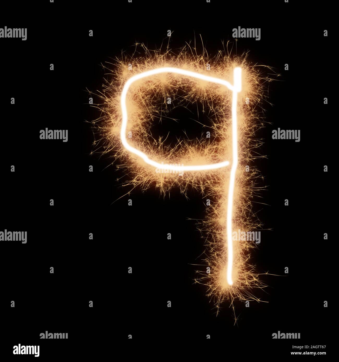 Kleinschreibung q Buchstabe des Alphabets von squib geschrieben Funken auf schwarzem Hintergrund. Stockfoto