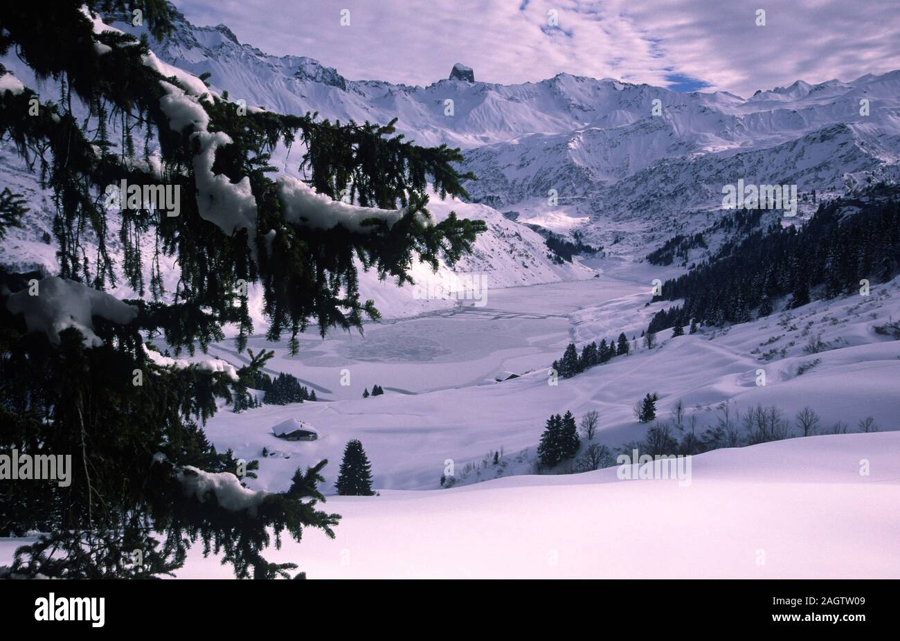 Gefrorene Roselend See mit der Pierra Menta am unteren Beaufortain Savoie Stockfoto